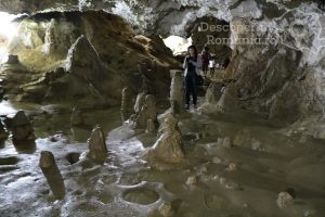 Cheile-oltetului-si-Pestra-Polovragi-miracol-in-inima-muntilor-DescoperimRomania-24-300x200 Cheile oltetului si Pestra Polovragi - miracol in inima muntilor- DescoperimRomania (24)