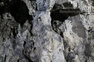 Cheile-oltetului-si-Pestra-Polovragi-miracol-in-inima-muntilor-DescoperimRomania-50-300x200 Cheile oltetului si Pestra Polovragi - miracol in inima muntilor- DescoperimRomania (50)