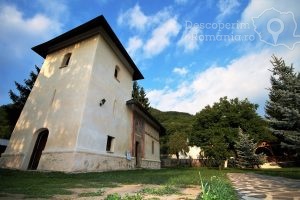 Manastirea-Polovragi-Armonie-in-alb-DescoperimRomania-11-300x200 Manastirea Polovragi - Armonie in alb - DescoperimRomania (11)