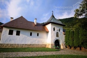 Manastirea-Polovragi-Armonie-in-alb-DescoperimRomania-5-300x200 Manastirea Polovragi - Armonie in alb - DescoperimRomania (5)