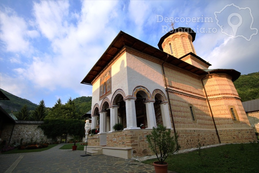 Manastirea-Polovragi-Armonie-in-alb-DescoperimRomania-7 Lacul Pădurice - mic refugiu