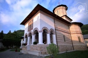 Manastirea-Polovragi-Armonie-in-alb-DescoperimRomania-8-300x200 Manastirea Polovragi - Armonie in alb - DescoperimRomania (8)