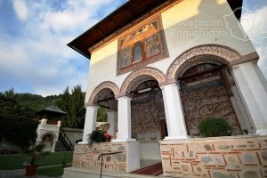 Manastirea-Polovragi-Armonie-in-alb-DescoperimRomania-9-300x200 Manastirea Polovragi - Armonie in alb - DescoperimRomania (9)