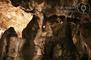 Pestera-Muierii-Cea-mai-vizitata-pestera-Cazare-Oltenia-Atractii-Oltenia-DescoperimRomania.ro-1-300x200 Pestera Muierii - Cea mai vizitata pestera - Cazare Oltenia - Atractii Oltenia - DescoperimRomania.ro (1)