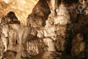 Pestera-Muierii-Cea-mai-vizitata-pestera-Cazare-Oltenia-Atractii-Oltenia-DescoperimRomania.ro-2-300x200 Pestera Muierii - Cea mai vizitata pestera - Cazare Oltenia - Atractii Oltenia - DescoperimRomania.ro (2)