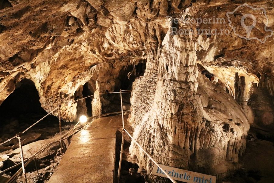 Pestera-Muierii-Cea-mai-vizitata-pestera-Cazare-Oltenia-Atractii-Oltenia-DescoperimRomania.ro-3-900x600 Pestera Muierii - Cea mai vizitata pestera - Cazare Oltenia - Atractii Oltenia - DescoperimRomania.ro (3)