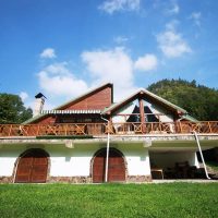 Cazare la Complex Barlogul Ursului din Agas