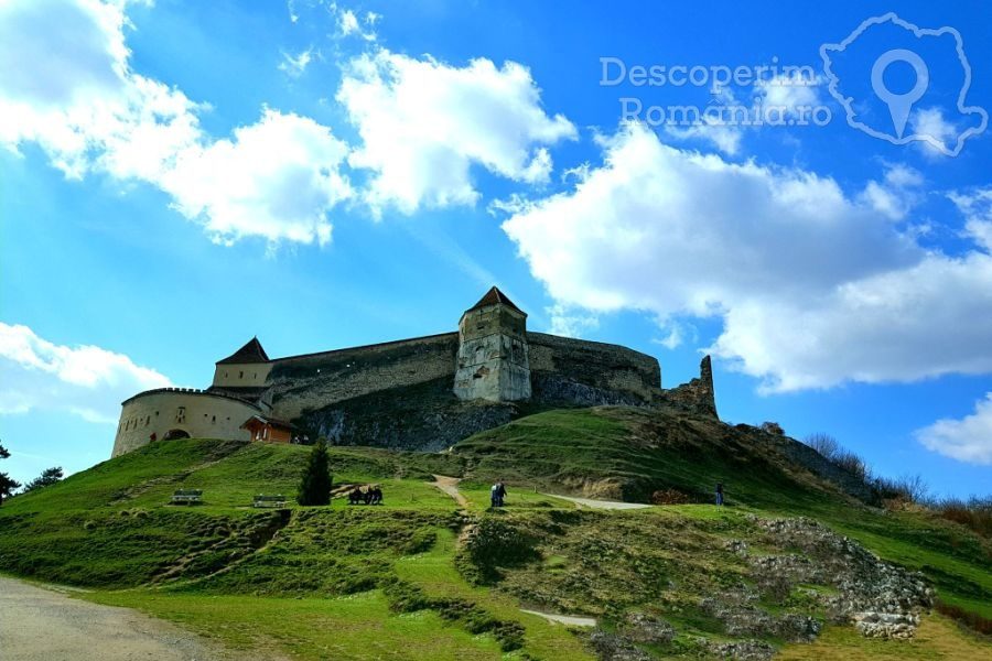 Cetatea-Râșnov-–-Falnic-supraveghtor-al-Râșnovului-DescoperimRomania-1-900x600 Cetatea Râșnov – Falnic supraveghtor al Râșnovului - DescoperimRomania (1)