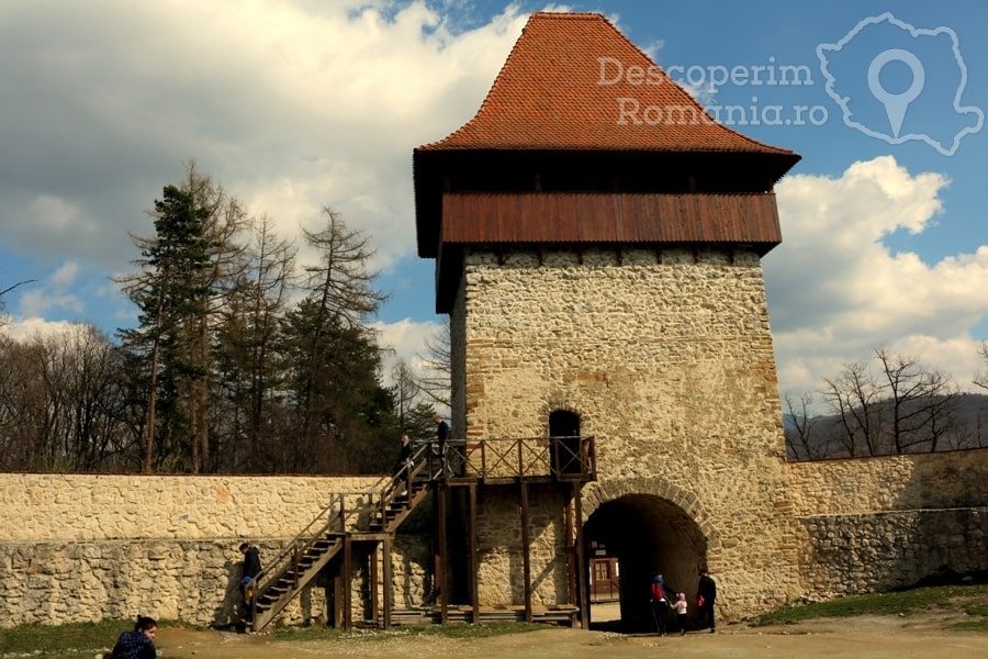 Cetatea-Râșnov-–-Falnic-supraveghtor-al-Râșnovului-DescoperimRomania-13--5x100 Cetatea Râșnov – Falnic supraveghtor al Râșnovului