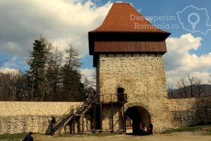 Cetatea-Râșnov-–-Falnic-supraveghtor-al-Râșnovului-DescoperimRomania-13-300x200 Cetatea Râșnov – Falnic supraveghtor al Râșnovului - DescoperimRomania (13)
