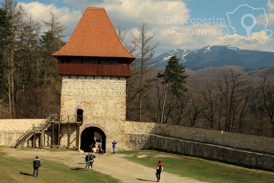 Cetatea-Râșnov-–-Falnic-supraveghtor-al-Râșnovului-DescoperimRomania-15--5x100 Cetatea Râșnov – Falnic supraveghtor al Râșnovului