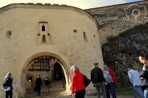 Cetatea-Râșnov-–-Falnic-supraveghtor-al-Râșnovului-DescoperimRomania-16-300x200 Cetatea Râșnov – Falnic supraveghtor al Râșnovului - DescoperimRomania (16)