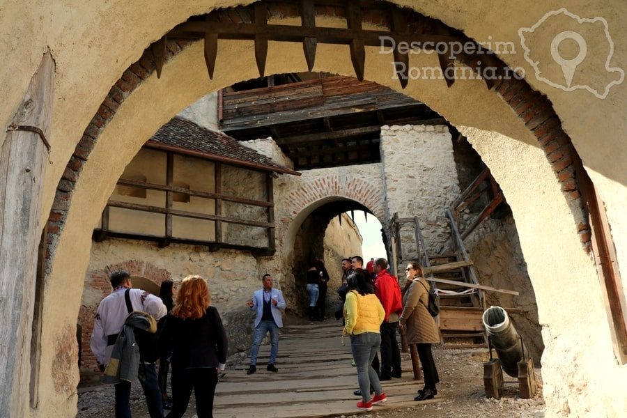 Cetatea-Râșnov-–-Falnic-supraveghtor-al-Râșnovului-DescoperimRomania-18--5x100 Cetatea Râșnov – Falnic supraveghtor al Râșnovului