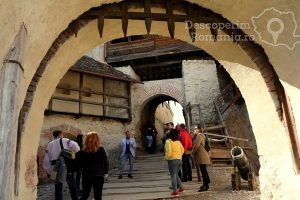 Cetatea-Râșnov-–-Falnic-supraveghtor-al-Râșnovului-DescoperimRomania-18-300x200 Cetatea Râșnov – Falnic supraveghtor al Râșnovului - DescoperimRomania (18)