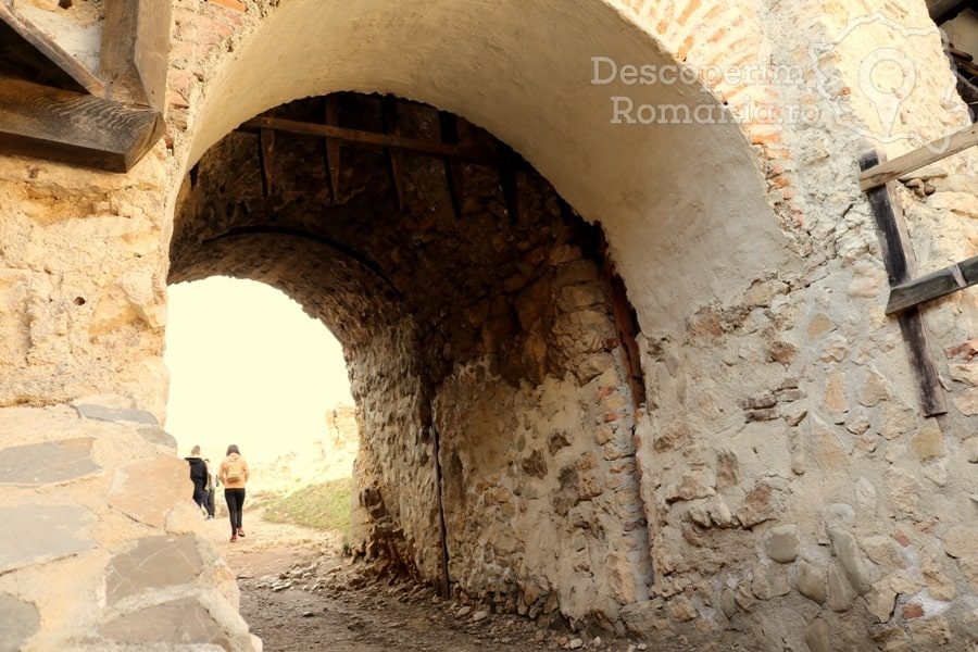 Cetatea-Râșnov-–-Falnic-supraveghtor-al-Râșnovului-DescoperimRomania-20--5x100 Cetatea Râșnov – Falnic supraveghtor al Râșnovului