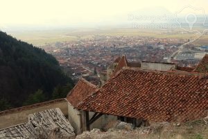 Cetatea-Râșnov-–-Falnic-supraveghtor-al-Râșnovului-DescoperimRomania-23-300x200 Cetatea Râșnov – Falnic supraveghtor al Râșnovului - DescoperimRomania (23)