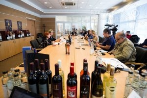 VINVEST-2019-În-premieră-spumant-cu-particule-de-aur-DescoperimRomania-14-300x200 VINVEST 2019 - În premieră spumant cu particule de aur - DescoperimRomania (14)
