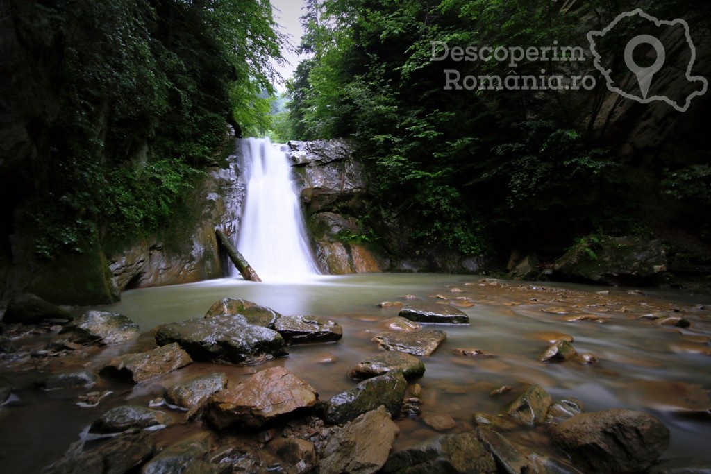 Cascada-Cașoca-–-Pruncea-cuibul-apei-din-inima-munților-1 Lacul Gozna – relaxare și contemplare