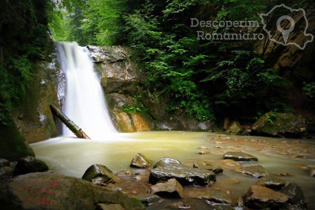 Cascada-Cașoca-–-Pruncea-cuibul-apei-din-inima-munților-6-1024x683 Cascada Cașoca (Pruncea) - Cuibul apei din inima munților