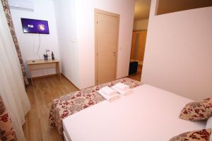 Cazare-la-Comfort-Apartments-Timisoara-Apartament-Bordeaux-Cazare-in-Timisoara-DescoperimRomania.ro-13-300x200 Cazare la Comfort Apartments Timisoara - Apartament Bordeaux - Cazare in Timisoara - DescoperimRomania.ro (13)