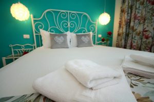 Cazare-la-Comfort-Apartments-Timisoara-Apartament-Turquoise-Cazare-in-Timisoara-DescoperimRomania.ro-7-300x200 Cazare la Comfort Apartments Timisoara - Apartament Turquoise - Cazare in Timisoara - DescoperimRomania.ro (7)
