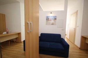 Cazare-la-Comfort-apartments-Timisoara-Apartament-Coral-Cazare-in-Timisoara-DescoperimRomania.ro-18-300x200 Cazare la Comfort apartments Timisoara - Apartament Coral - Cazare in Timisoara - DescoperimRomania.ro (18)