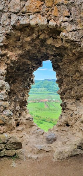 Cetatea-Trascaului-–-un-loc-de-legenda-Priveliste-din-cetate-DescoperimRomania.ro_-284x600 Cetatea Trascăului – un loc de legendă, Priveliște din cetate - DescoperimRomania.ro