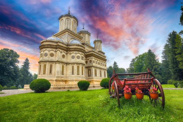 Cazare Curtea de Argeș - DescoperimRomania.ro