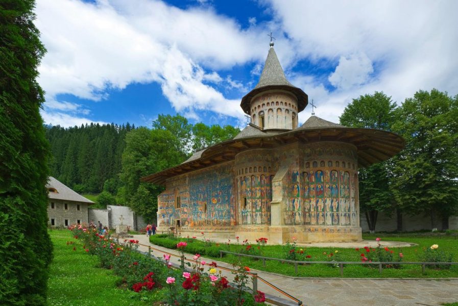 Cazare-Voronet-www.DescoperimRomania.ro_-897x600 Cazare Voroneț - www.DescoperimRomania.ro