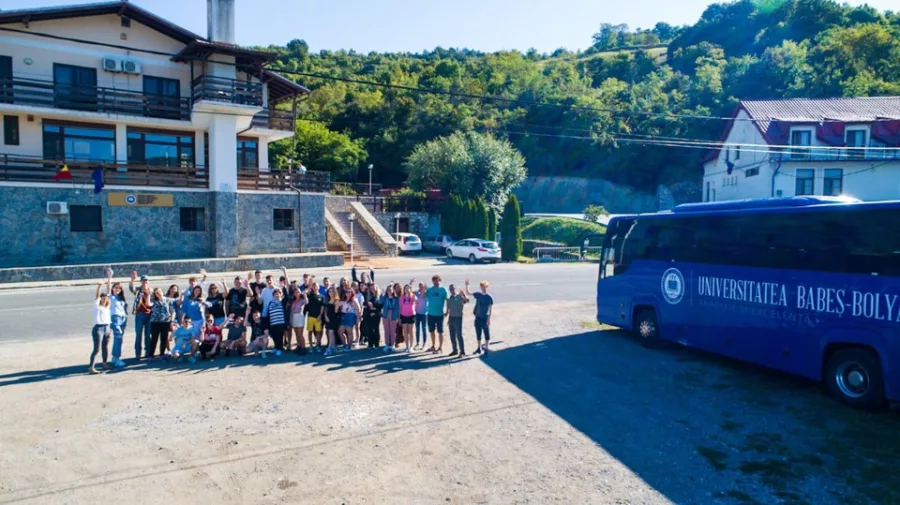 Scoala-de-vara-Coronini-DescoperimRomania.ro_-900x505 Prima Școală de Vară de Turism organizată de  Facultatea de Geografie, Universitatea “Babeș-Bolyai”