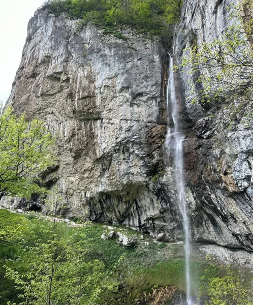 Cascada-Vanturatoarea-Diamantul-din-Muntii-Cernei-httpwww.descoperimromania.ro-2-1-498x600 Cascada Vânturătoarea - Diamantul din Munții Cernei