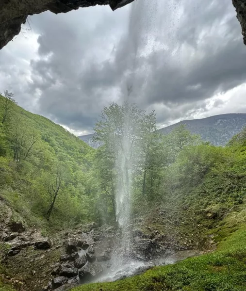 Cascada-Vanturatoarea-Diamantul-din-Muntii-Cernei-httpwww.descoperimromania.ro-2-507x600 Cascada Vânturătoarea - Diamantul din Munții Cernei - httpwww.descoperimromania.ro (2)