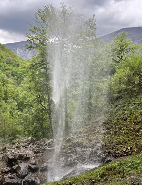 Cascada-Vanturatoarea-Diamantul-din-Muntii-Cernei-httpwww.descoperimromania.ro_-2-459x600 Cascada Vânturătoarea - Diamantul din Munții Cernei-httpwww.descoperimromania.ro