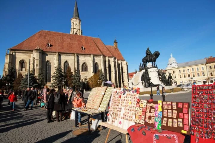 Targ-de-vara-Cluj-Piata-Unirii-www.DescoperimRomania.to_-jpg Hai-hui prin inima Clujului