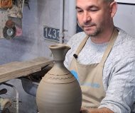 Ceramica-neagra-de-Marginea.-Atelierul-pe-care-nu-trebuie-sa-l-ratezi-in-Bucovina-_-DescoperimRomania-10-190x160 Ceramica neagră de Marginea. Atelierul pe care nu trebuie să-l ratezi în Bucovina