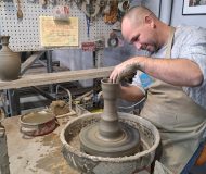 Ceramica-neagra-de-Marginea.-Atelierul-pe-care-nu-trebuie-sa-l-ratezi-in-Bucovina-_-DescoperimRomania-2-190x160 Ceramica neagră de Marginea. Atelierul pe care nu trebuie să-l ratezi în Bucovina