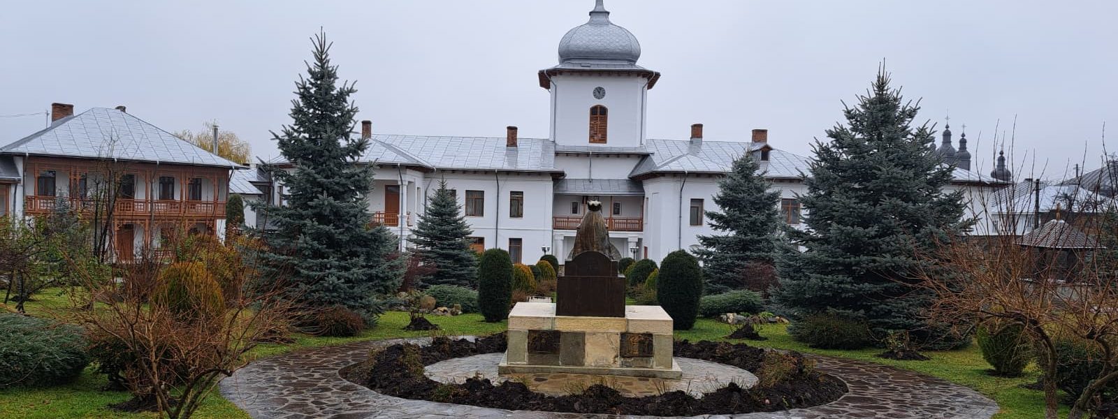 Povestea Văratecului mănăstirea care a crescut ca un sat, zidită din credință și migală