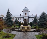 Povestea-Varatecului-manastirea-care-a-crescut-ca-un-sat-zidita-din-credinta-si-migala-1-190x160 Povestea Văratecului: mănăstirea care a crescut ca un sat, zidită din credință și migală