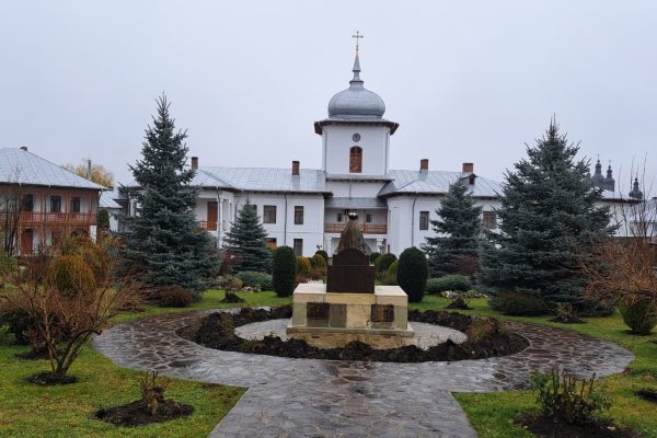 Povestea-Varatecului-manastirea-care-a-crescut-ca-un-sat-zidita-din-credinta-si-migala-1-600x400 Povestea Văratecului: mănăstirea care a crescut ca un sat, zidită din credință și migală