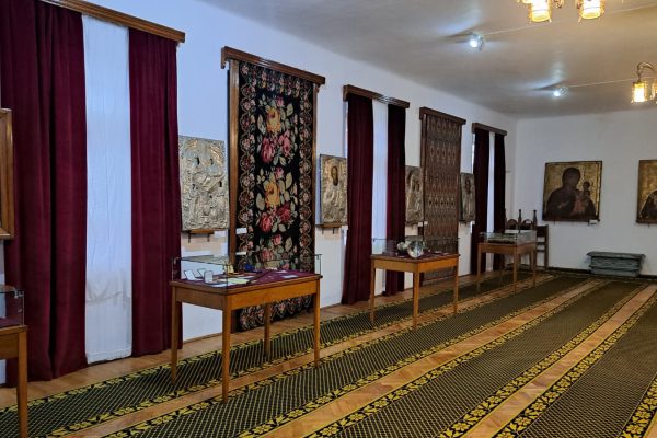 Povestea-Varatecului-manastirea-care-a-crescut-ca-un-sat-zidita-din-credinta-si-migala-12-600x400 Povestea Văratecului: mănăstirea care a crescut ca un sat, zidită din credință și migală