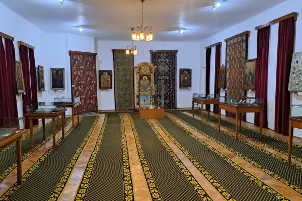 Povestea-Varatecului-manastirea-care-a-crescut-ca-un-sat-zidita-din-credinta-si-migala-13-600x400 Povestea Văratecului: mănăstirea care a crescut ca un sat, zidită din credință și migală