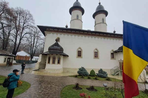 Povestea-Varatecului-manastirea-care-a-crescut-ca-un-sat-zidita-din-credinta-si-migala-15-600x400 Povestea Văratecului: mănăstirea care a crescut ca un sat, zidită din credință și migală