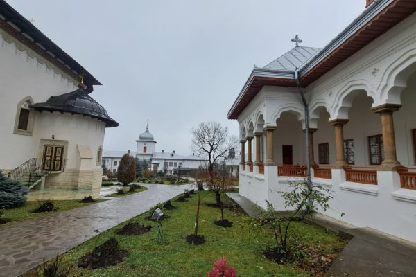 Povestea-Varatecului-manastirea-care-a-crescut-ca-un-sat-zidita-din-credinta-si-migala-19-600x400 Povestea Văratecului: mănăstirea care a crescut ca un sat, zidită din credință și migală