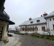 Povestea-Varatecului-manastirea-care-a-crescut-ca-un-sat-zidita-din-credinta-si-migala-2-190x160 Povestea Văratecului: mănăstirea care a crescut ca un sat, zidită din credință și migală