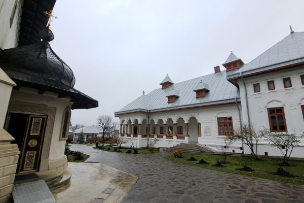 Povestea-Varatecului-manastirea-care-a-crescut-ca-un-sat-zidita-din-credinta-si-migala-2-600x400 Povestea Văratecului: mănăstirea care a crescut ca un sat, zidită din credință și migală