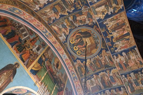 Povestea-Varatecului-manastirea-care-a-crescut-ca-un-sat-zidita-din-credinta-si-migala-20-600x400 Povestea Văratecului: mănăstirea care a crescut ca un sat, zidită din credință și migală