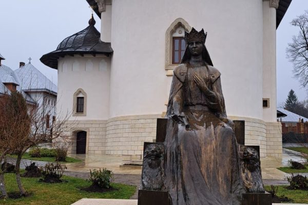 Povestea-Varatecului-manastirea-care-a-crescut-ca-un-sat-zidita-din-credinta-si-migala-24-600x400 Povestea Văratecului: mănăstirea care a crescut ca un sat, zidită din credință și migală