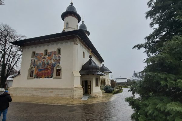 Povestea-Varatecului-manastirea-care-a-crescut-ca-un-sat-zidita-din-credinta-si-migala-26-600x400 Povestea Văratecului: mănăstirea care a crescut ca un sat, zidită din credință și migală