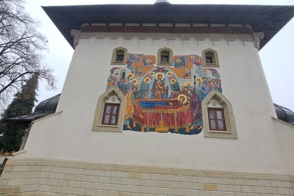 Povestea-Varatecului-manastirea-care-a-crescut-ca-un-sat-zidita-din-credinta-si-migala-3-600x400 Povestea Văratecului: mănăstirea care a crescut ca un sat, zidită din credință și migală