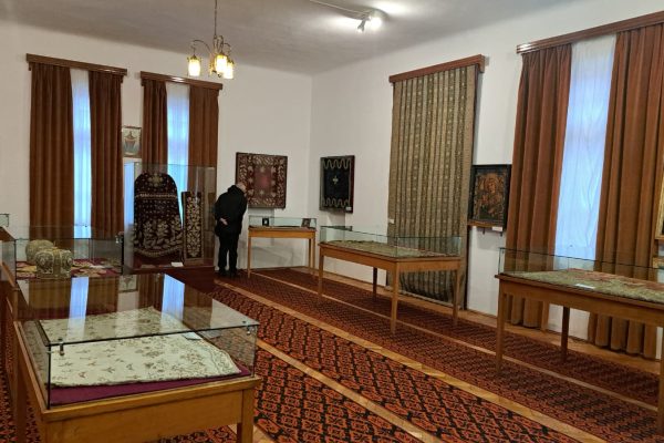 Povestea-Varatecului-manastirea-care-a-crescut-ca-un-sat-zidita-din-credinta-si-migala-5-600x400 Povestea Văratecului: mănăstirea care a crescut ca un sat, zidită din credință și migală